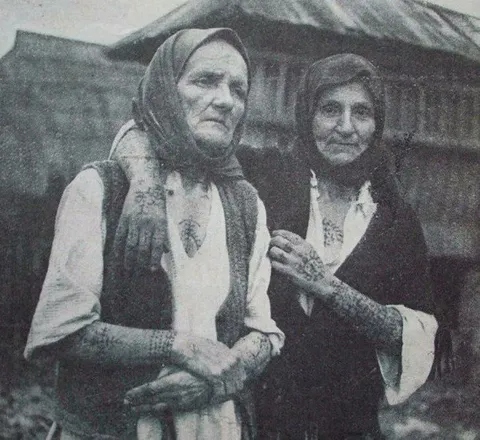 Две бабушки смотрят в камеру