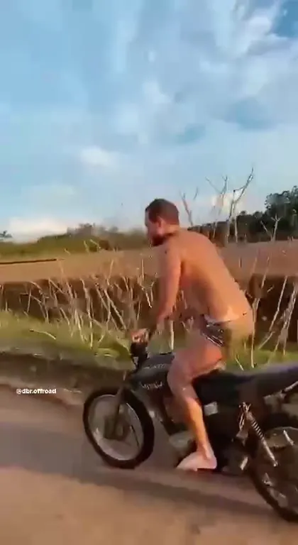 Голый трюк на мотоцикле