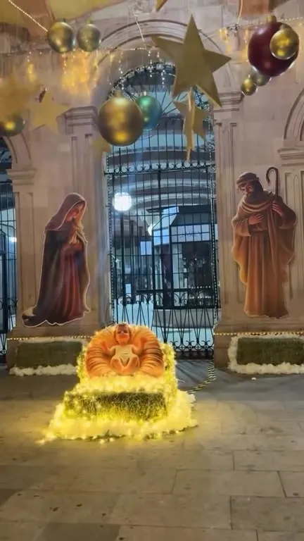 Необычный младенец в рождественском вертепе