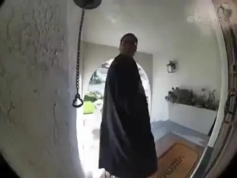 Странный гость у двери