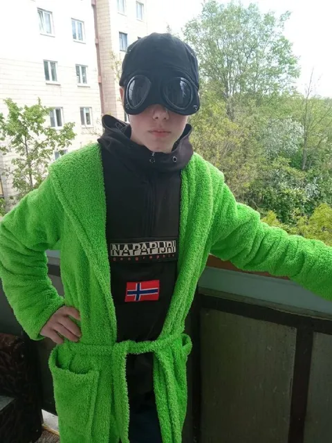Зелёный халат и шпионские очки