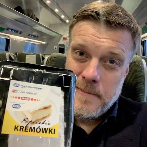 Papieskie kremówki w pociągu