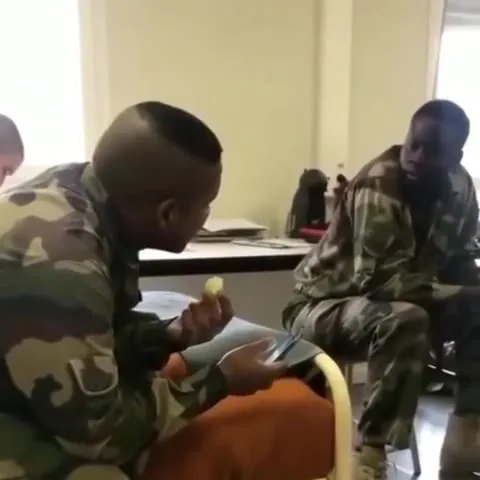 Суровые мужики пробуют лимон