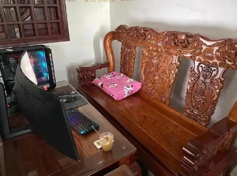 Игровое место на резной лавке