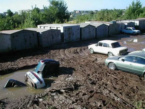 Машины утонули в грязи
