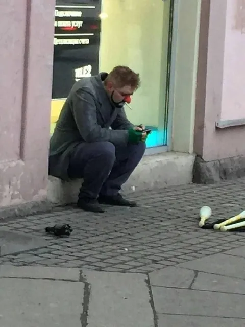 Клоун сидит у разбросанных костей