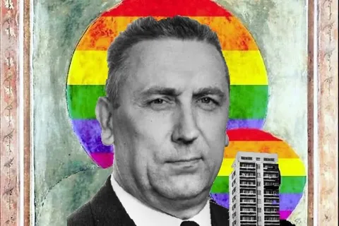 Мужчина на фоне радужных домов