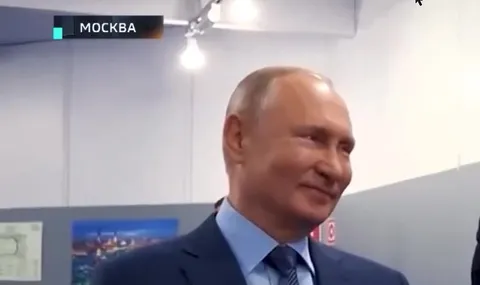 Путин загадочно улыбается и уходит