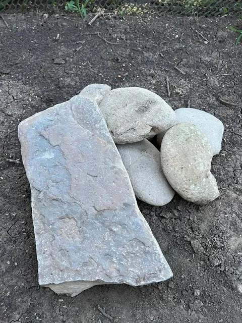Камни на земле