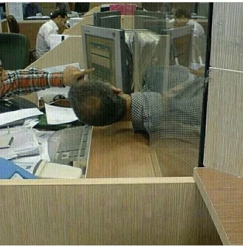 Усталый сотрудник в офисе