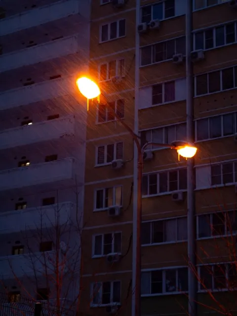 Ночные фонари у панельного дома