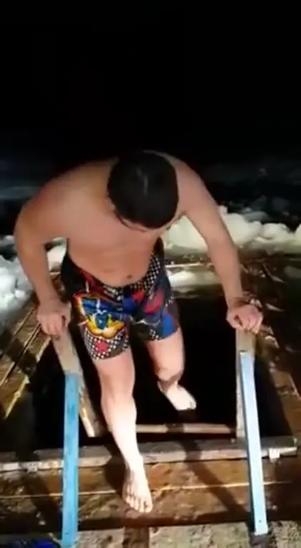 Кхабиб выходит из ледяной воды