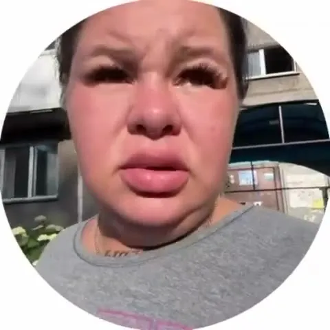 Женщина теряет камеру во дворе