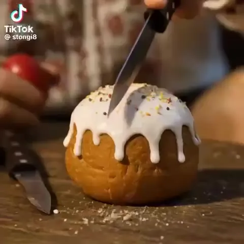Пасхальный кулич и разбитое яйцо