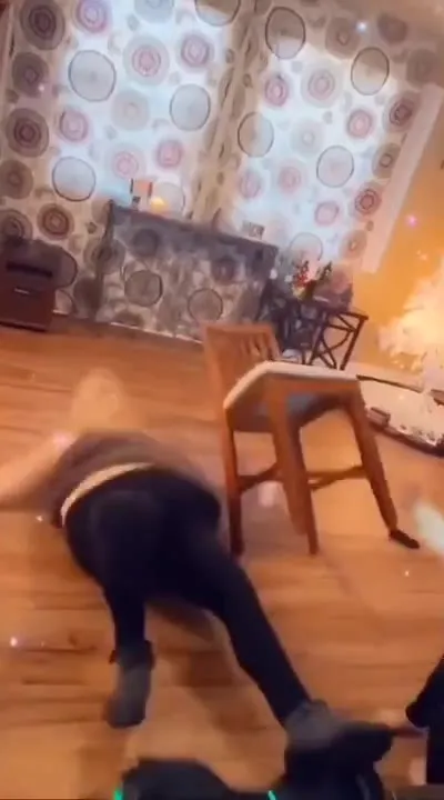 Женщина снова падает с гироборда