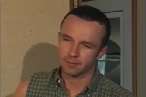 Неловкое похлопывание превращается в пощёчину