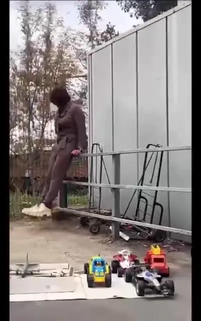 Неудачный переход через ограждение