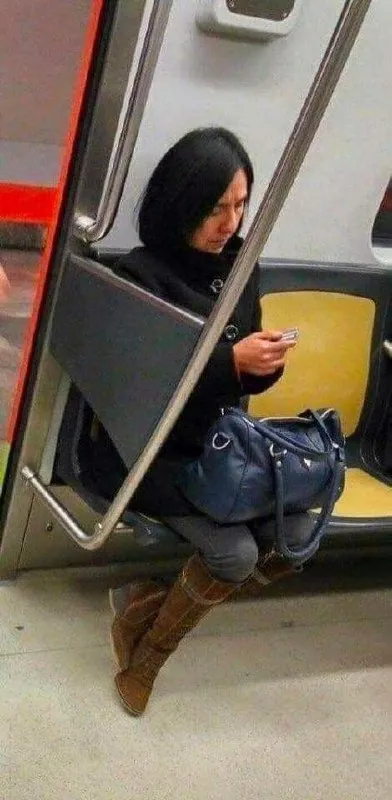 Женщина в дверях метро