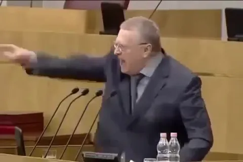 Гневная речь у трибуны