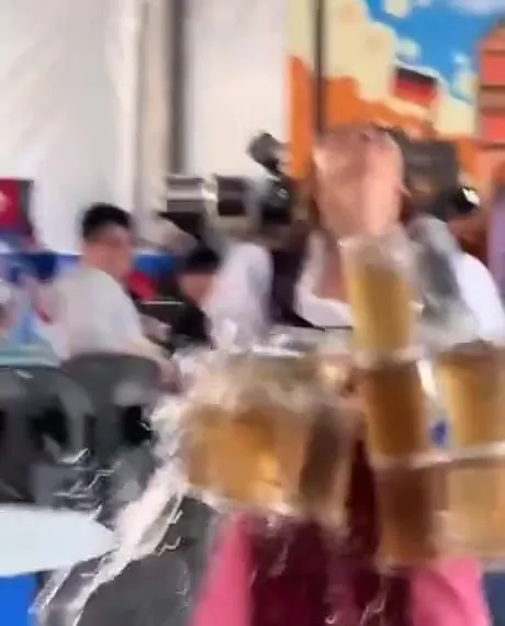 맥주잔을 든 웨이트리스의 대참사