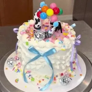 Праздничный торт с игрушками