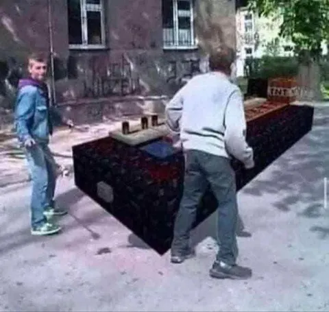 Двое несут огромный ящик