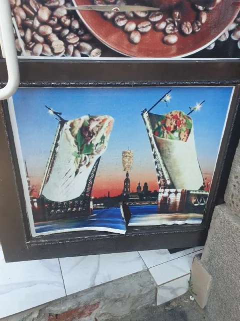 Вооружённые шаурмы на фоне Дубая