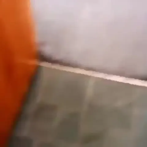 Ребёнок собирает пазл