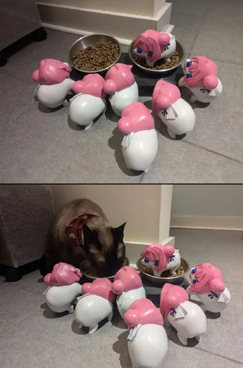 Кот среди розовых фигурок