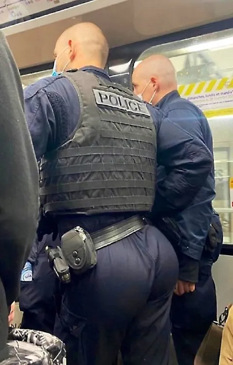 Policiers dans le métro