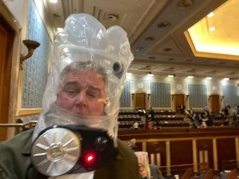 Человек в самодельном противогазе