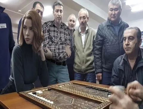 Девушка играет с серьёзными мужчинами