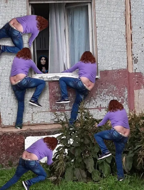 Мужчина лезет в окно