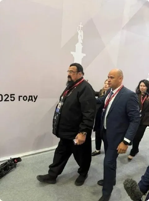 Стивен Сигал идёт по коридору