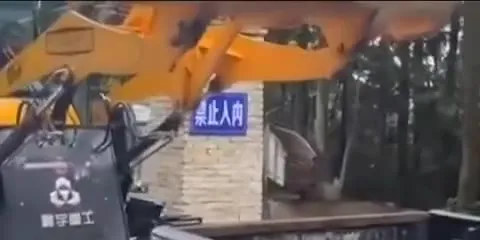 挖掘机给卡车装土