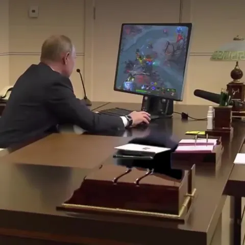 Путин играет в Доту