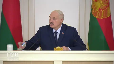 Лукашенко сладенько пробует угощение