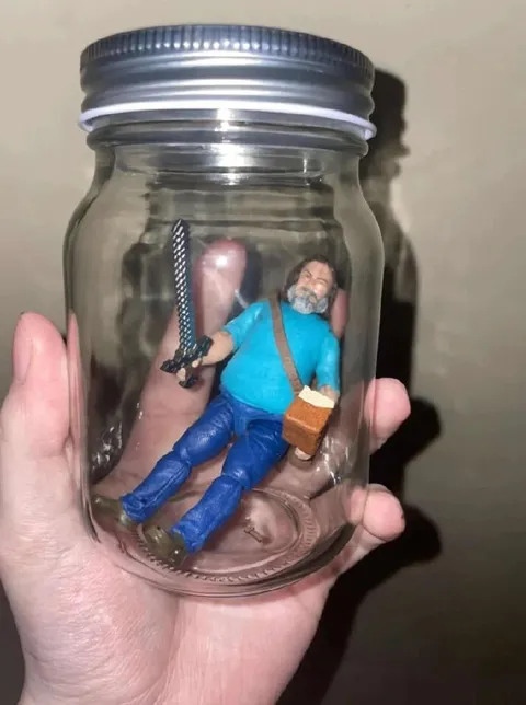 Мужчина в банке с мечом