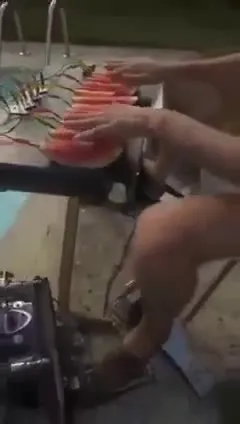 Арбузный пианист у бассейна