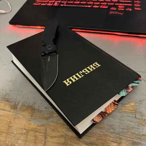 Нож на книге Бытия