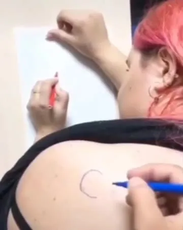Сердце на бумаге и сюрприз на плече