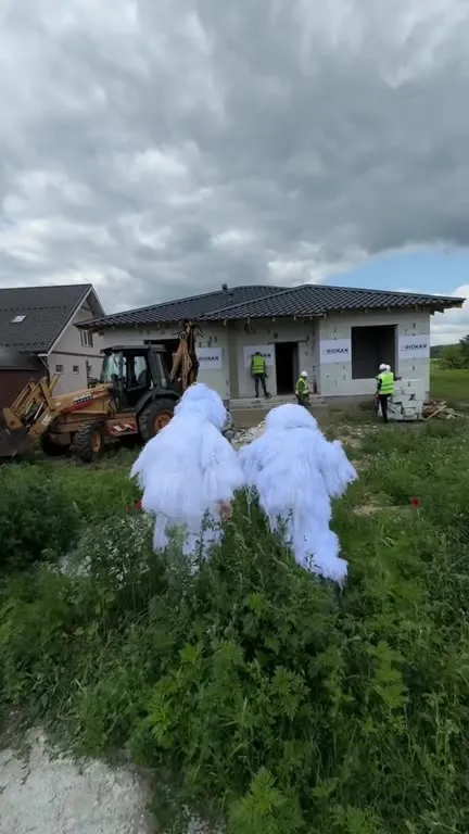 Мужчины в костюмах на экскаваторе