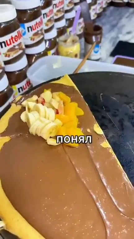Когда девушка кормит парня