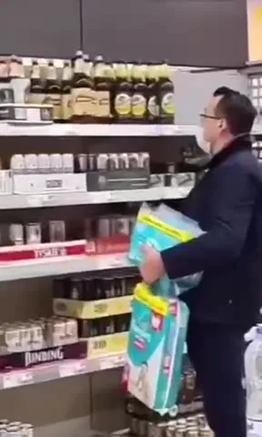 Памперсы в отделе пива