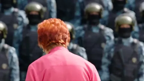 Бабушка среди танцующих омоновцев