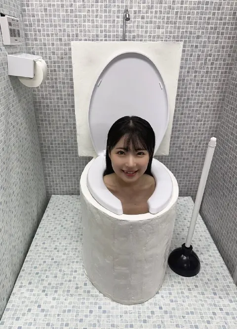 Девушка в унитазе