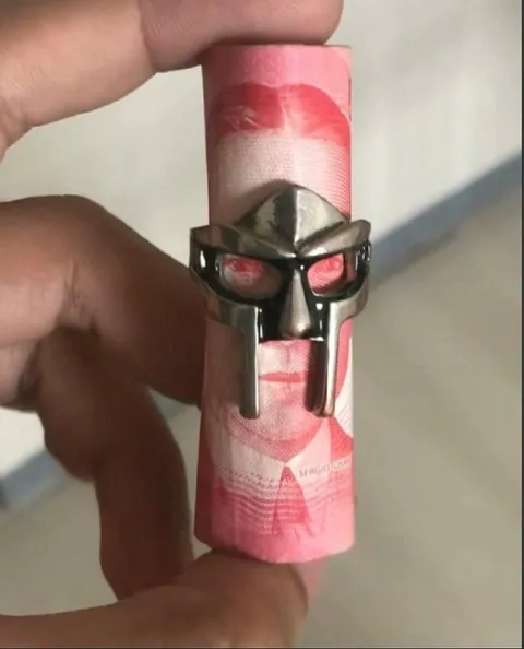 Рулон денег в маске MF DOOM