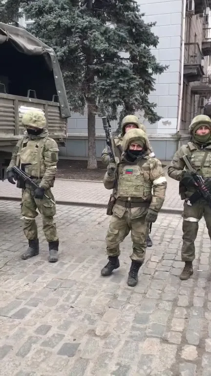 Мужчина проходит мимо солдат