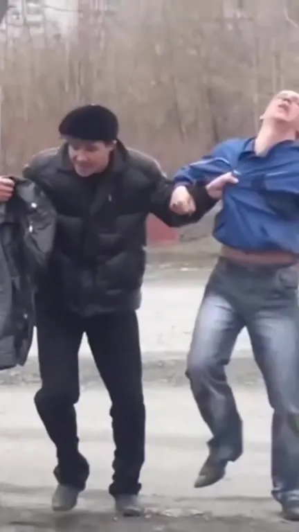 Пьяный танец на улице