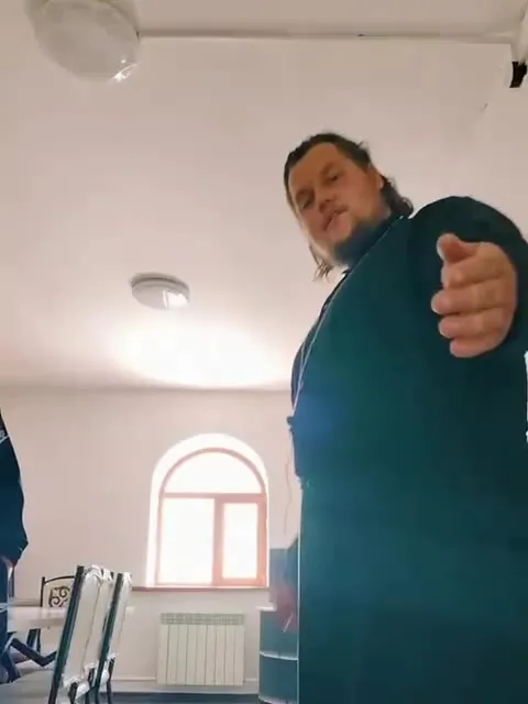 Священник выходит к камере